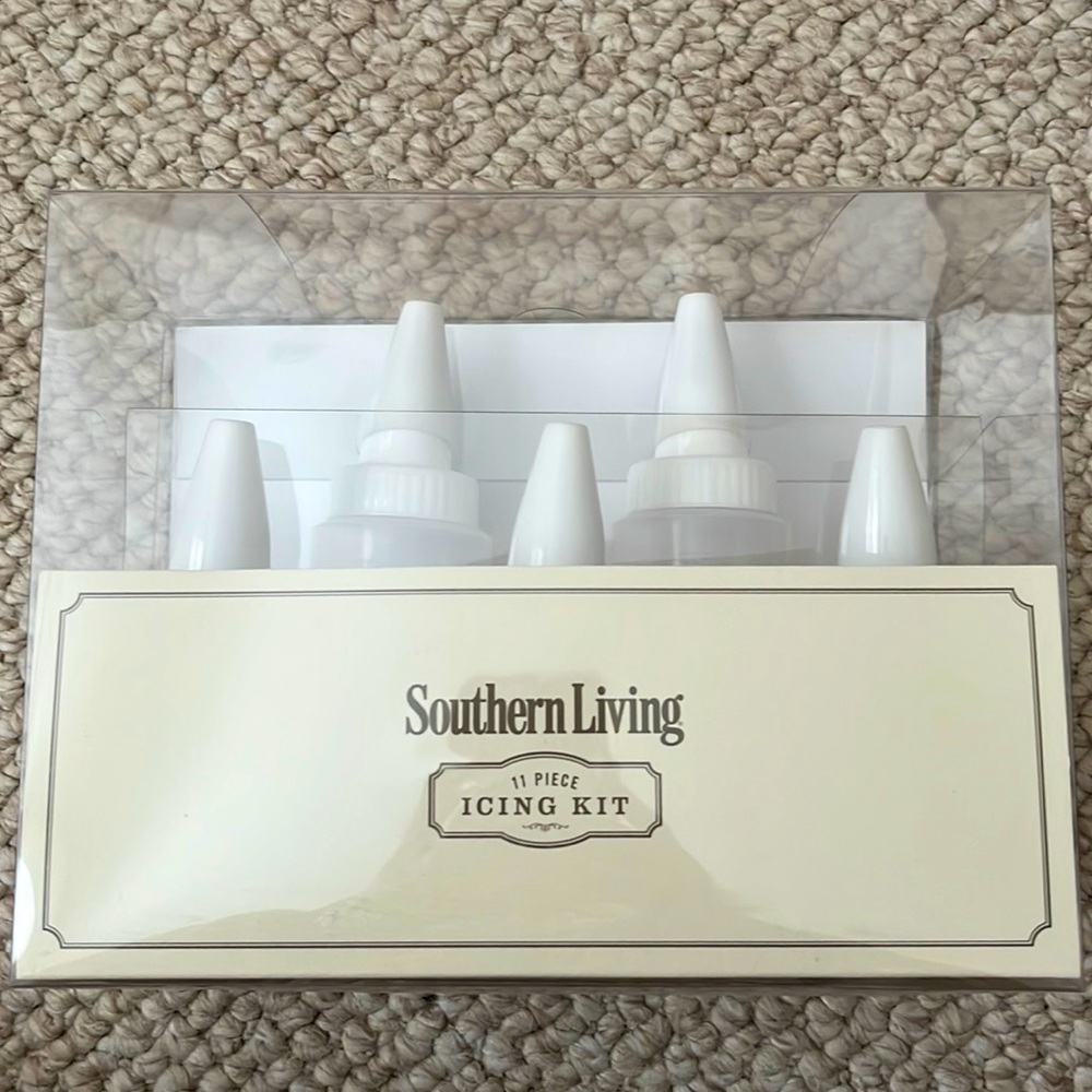Southern Living 11 piece icing kit